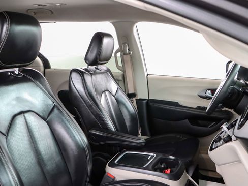 Used 2023 Chrysler Pacifica Touring-L image 27