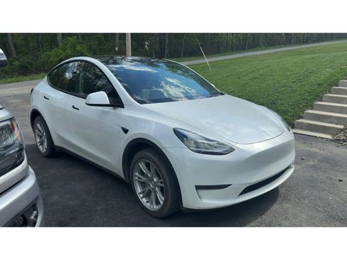 Used 2023 Tesla Model Y Long Range AWD/4WD image 1