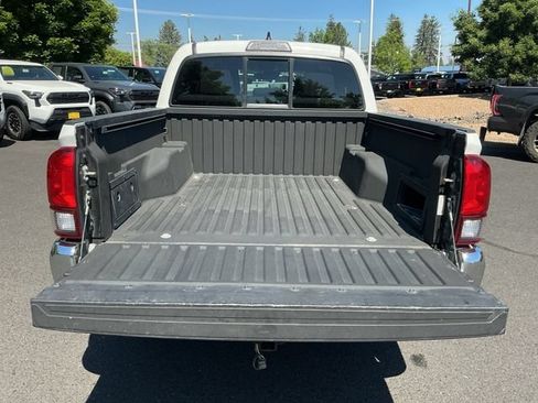 Used 2018 Toyota Tacoma SR5 RWD image 23