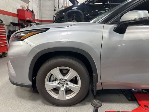 Used 2024 Toyota Highlander LE FWD image 2