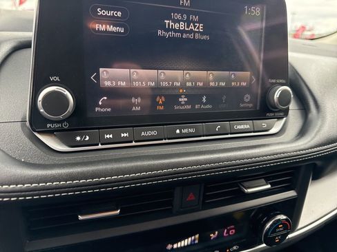 Used 2024 Nissan Rogue SV image 24