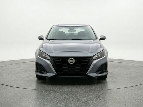 Used 2025 Nissan Altima 2.5 SV image 2