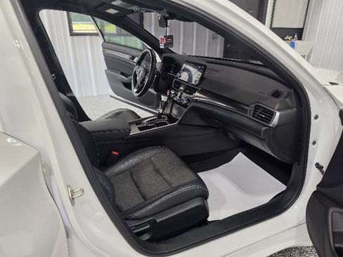 Used 2018 Honda Accord Sport image 14