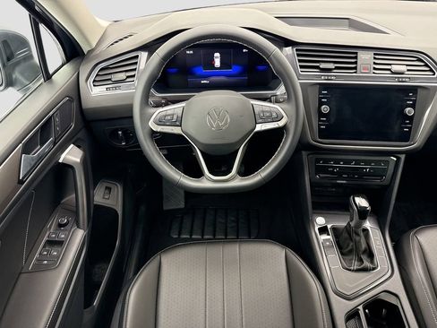 Used 2024 Volkswagen Tiguan SE w/ Panoramic Sunroof Package FWD image 10