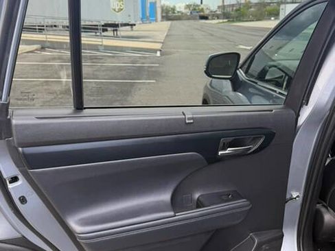 Used 2022 Toyota Highlander XLE AWD/4WD image 32