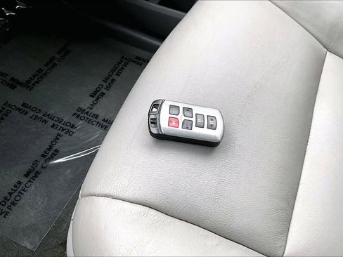 Used 2017 Toyota Sienna XLE image 14