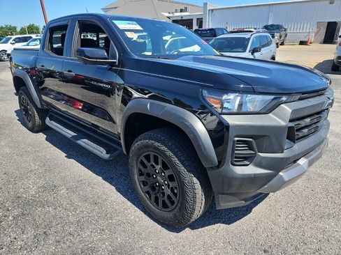 Used 2024 Chevrolet Colorado Trail Boss w/ Technology Package AWD/4WD image 2