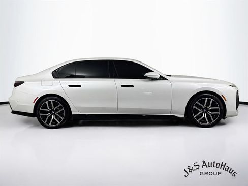 Used 2024 BMW i7 xDrive60 AWD/4WD image 8