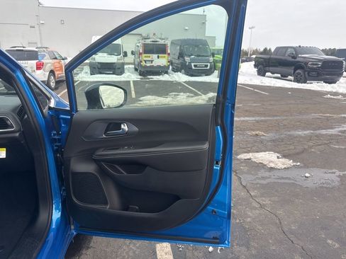 New 2026 Chrysler Pacifica Select image 54