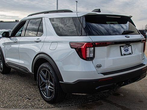 Used 2025 Ford Explorer ST-Line w/ Premium Package image 3