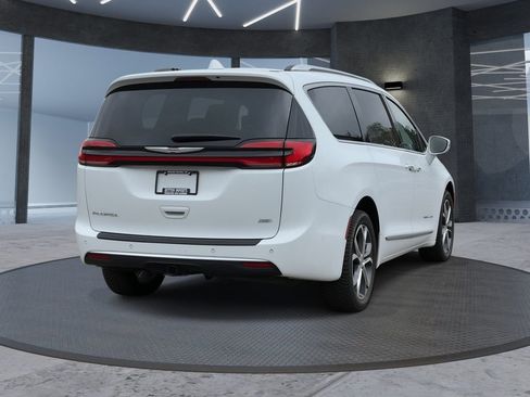 Used 2022 Chrysler Pacifica Pinnacle AWD/4WD image 4