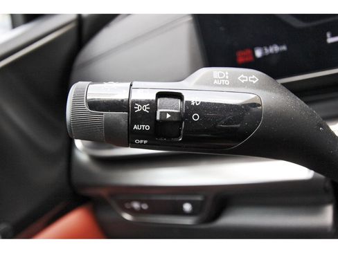 Used 2025 Kia Carnival SX w/ SX Dark Edition Package FWD image 17