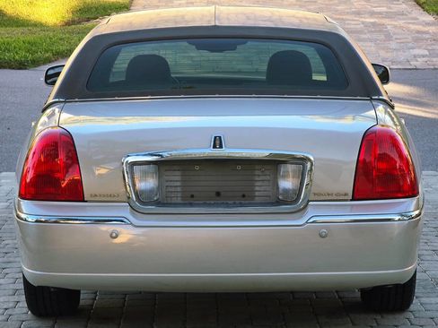 Used 2003 Lincoln Town Car Cartier image 40