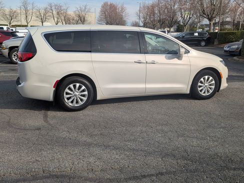 Used 2019 Chrysler Pacifica Touring Plus image 10