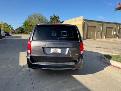 Used 2019 Dodge Grand Caravan SE w/ UConnect Hands-Free Group FWD image 3