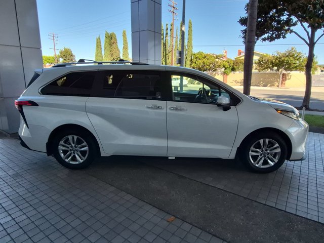 Used 2022 Toyota Sienna Limited AWD/4WD image 4