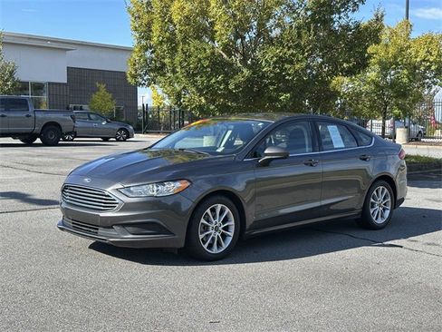 Used 2017 Ford Fusion SE w/ Fusion SE Technology Package image 3