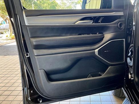 Used 2024 Jeep Wagoneer Series II image 2