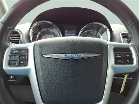 Used 2016 Chrysler Town & Country Touring w/ Driver Convenience Group image 22