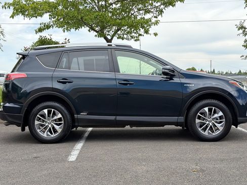 Used 2018 Toyota RAV4 LE AWD/4WD image 3