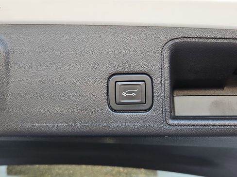 Used 2024 GMC Terrain SLT image 32