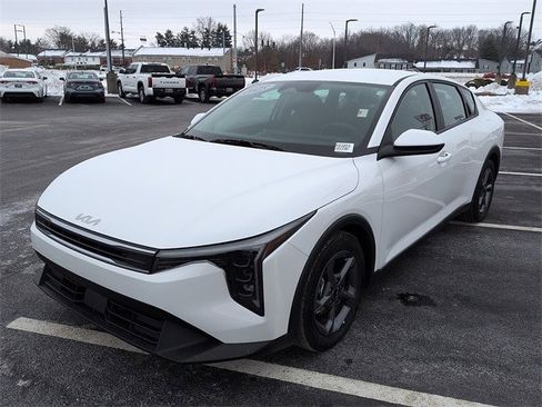 Used 2025 Kia K4 LXS image 3