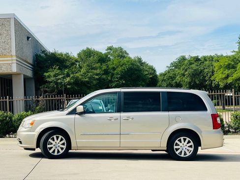 Used 2014 Chrysler Town & Country Touring FWD image 4