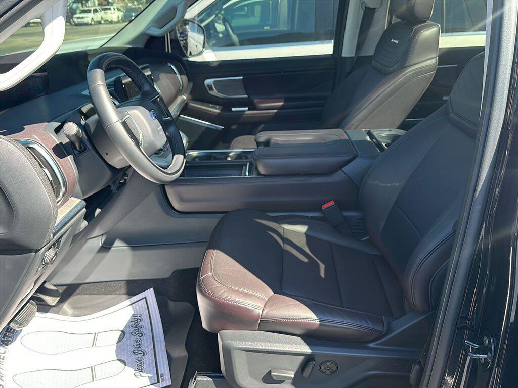 Used 2025 Ford Expedition Max Platinum w/ Platinum Ultimate Package AWD/4WD image 4