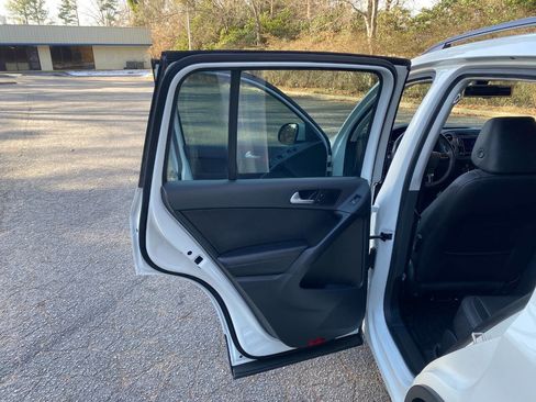Used 2017 Volkswagen Tiguan S image 37