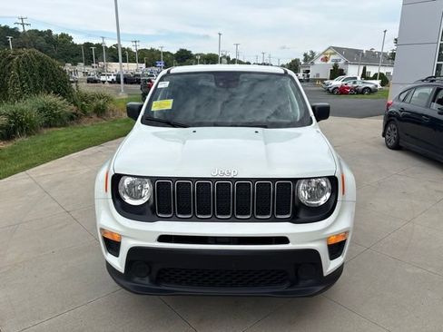 Used 2023 Jeep Renegade Latitude AWD/4WD image 2