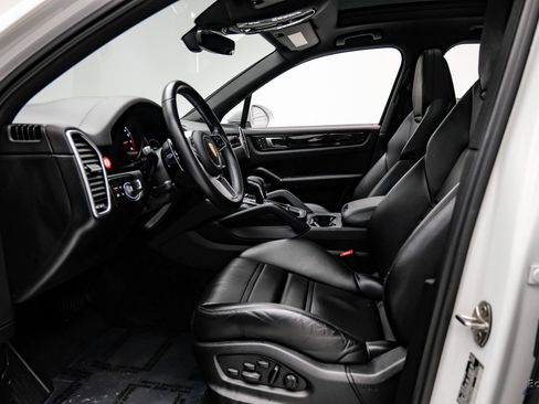 Used 2023 Porsche Cayenne image 32