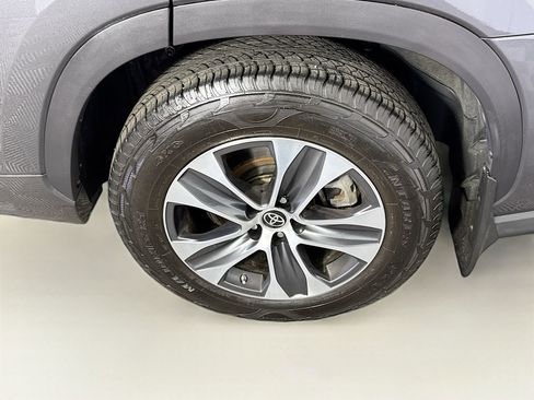 Used 2022 Toyota Highlander XLE AWD/4WD image 25