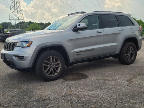 Used 2016 Jeep Grand Cherokee Laredo 75th Anniversary AWD/4WD image 10