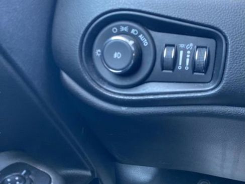 Used 2017 Jeep Renegade Altitude image 15