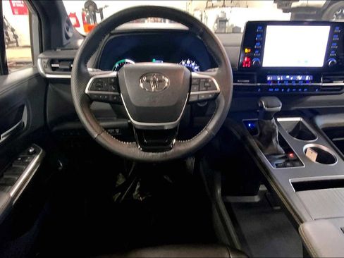 Used 2023 Toyota Sienna XLE Woodland Edition image 5