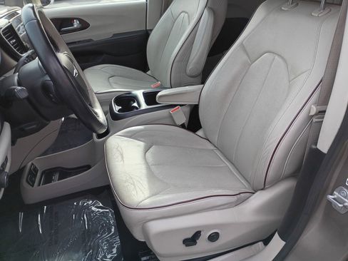 Used 2018 Chrysler Pacifica Limited image 9