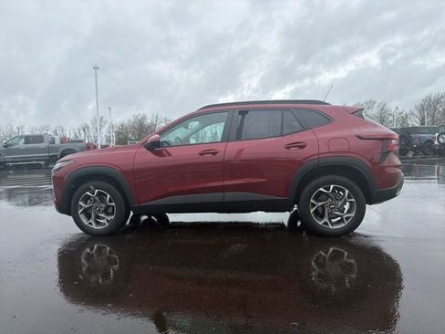 Used 2024 Chevrolet Trax LT w/ LT Convenience Package image 12