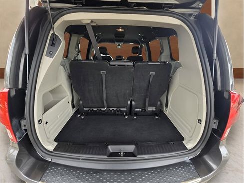 Used 2020 Dodge Grand Caravan SXT image 17