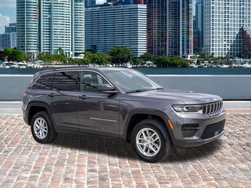 Used 2025 Jeep Grand Cherokee Laredo w/ Luxury Tech Group I RWD image 3