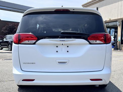 Used 2020 Chrysler Voyager L image 5