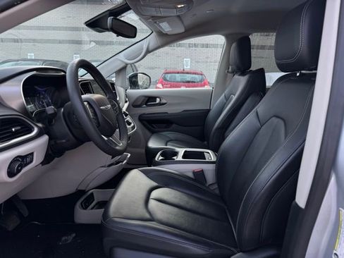 Used 2024 Chrysler Pacifica Touring-L image 16