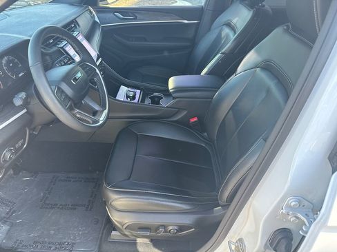 Used 2024 Jeep Grand Cherokee L Limited w/ Black Appearance Package AWD/4WD image 9