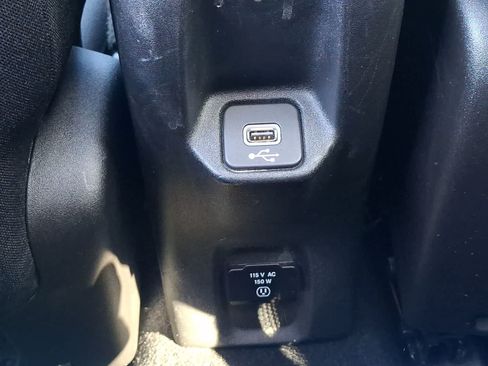 Used 2018 Jeep Renegade Latitude w/ Advanced Technology Group AWD/4WD image 12