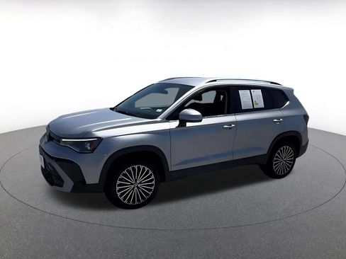 Used 2026 Volkswagen Taos SE FWD image 8