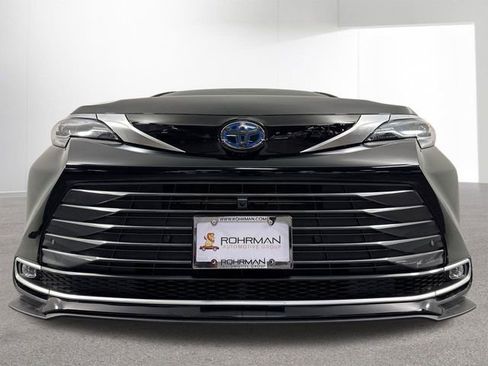 Used 2025 Toyota Sienna Platinum image 28