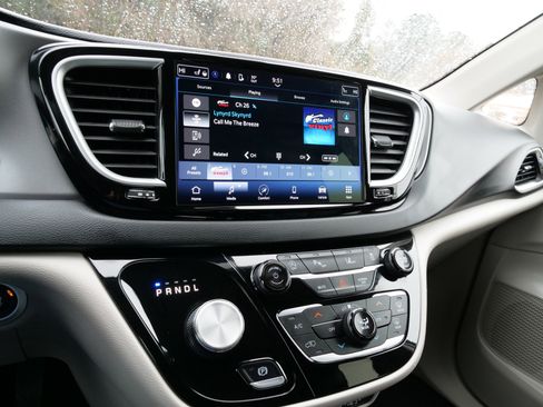 Used 2024 Chrysler Pacifica Touring-L image 27