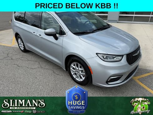 Used 2023 Chrysler Pacifica Touring-L FWD image 1