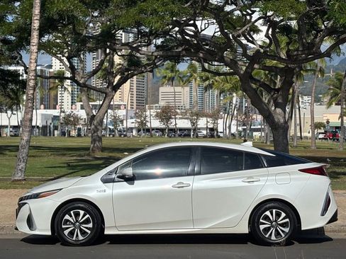 Used 2018 Toyota Prius Prime Plus image 2