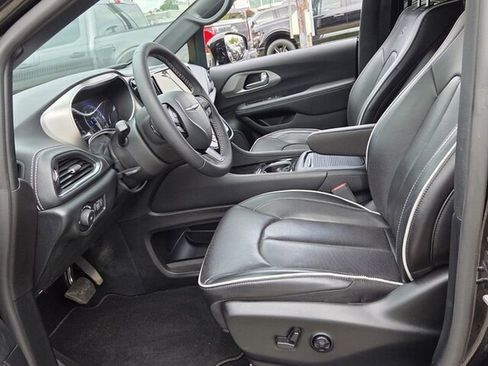Used 2024 Chrysler Pacifica Limited w/ Uconnect Theater Family Group FWD image 6