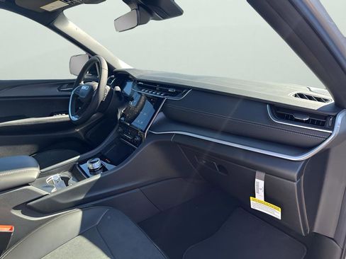 New 2025 Jeep Grand Cherokee Altitude image 14